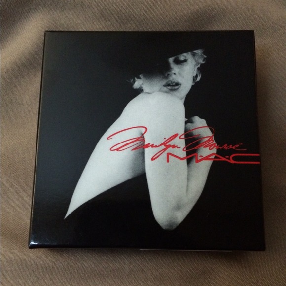 LE MAC Marilyn Monroe collection beauty powder.