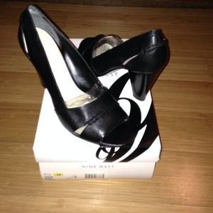 Nine West black leather shoes
