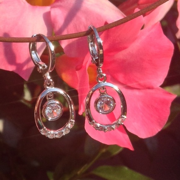 🎀Gorgeous 925 Silver Cubic Zirconia Earrings🎀 - Picture 2 of 4