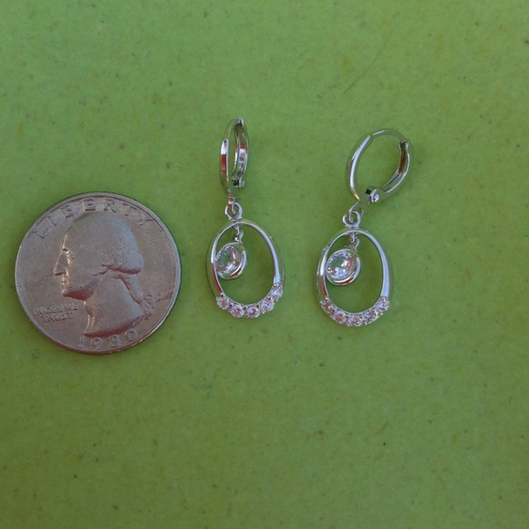 🎀Gorgeous 925 Silver Cubic Zirconia Earrings🎀 - Picture 3 of 4