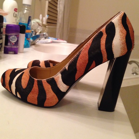 Hot tiger print heels!
