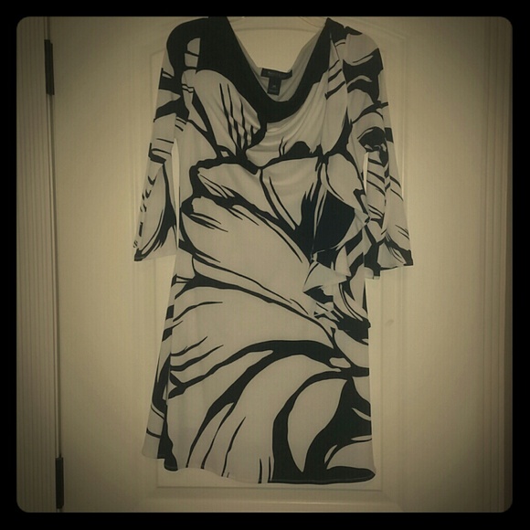 Black White short dress with big floral pattern