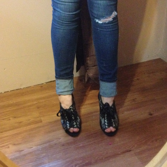 Cute size 7 lace up heel