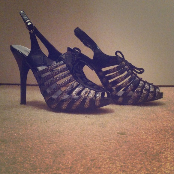 Fredrick's of Hollywood Classic Black Heels👠 - Picture 1 of 4