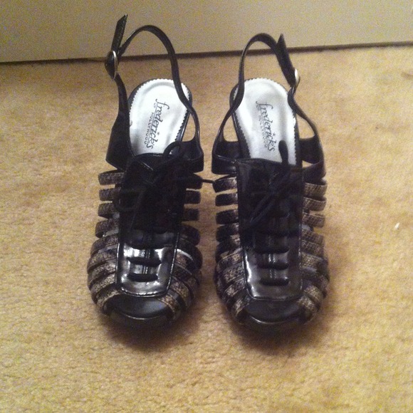 Fredrick's of Hollywood Classic Black Heels👠 - Picture 2 of 4