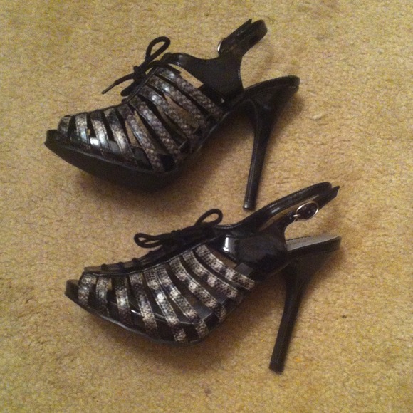 Fredrick's of Hollywood Classic Black Heels👠 - Picture 3 of 4