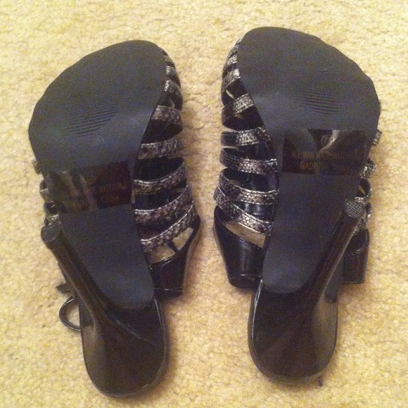 Fredrick's of Hollywood Classic Black Heels👠 - Picture 4 of 4