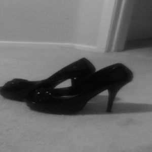 Black pumps