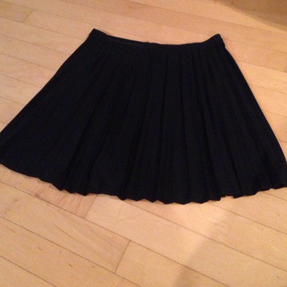CUTE BLack skater SKIRT PLEATED AND FUN CARABELLA - Picture 1 of 3