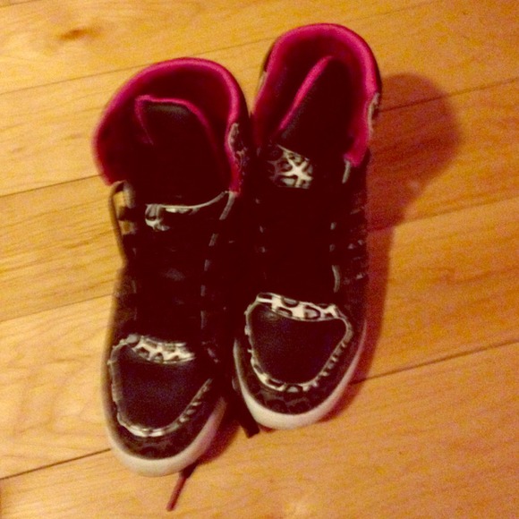 Adidas hi top - Picture 1 of 3