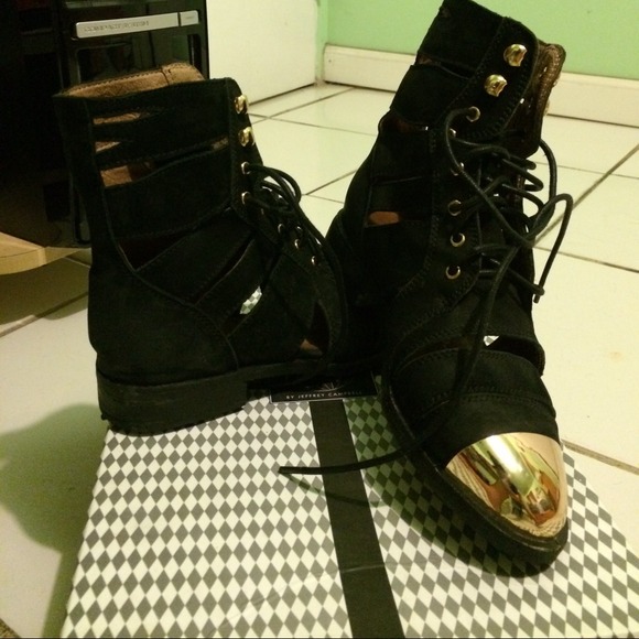 Slashed Cap Cutout Ankle Black And Gold Boots