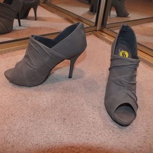 Grey 4" peep toe shoes