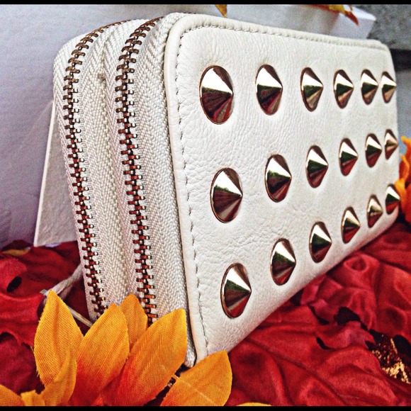 ❗️🚫SOLD IN BUNDLE❗️Studded Vanilla Creamer Wallet - Picture 2 of 4