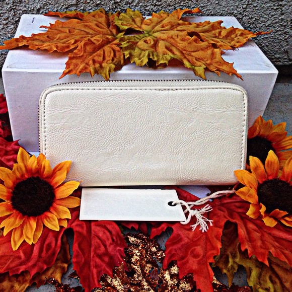 ❗️🚫SOLD IN BUNDLE❗️Studded Vanilla Creamer Wallet - Picture 3 of 4