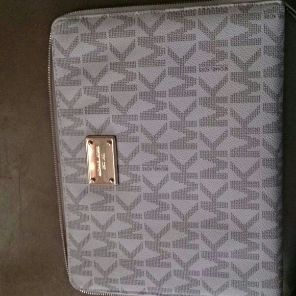 Michael kors clutch