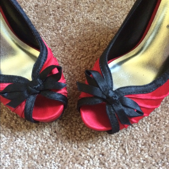 Red heels with blk bows.size 5 - Picture 2 of 4