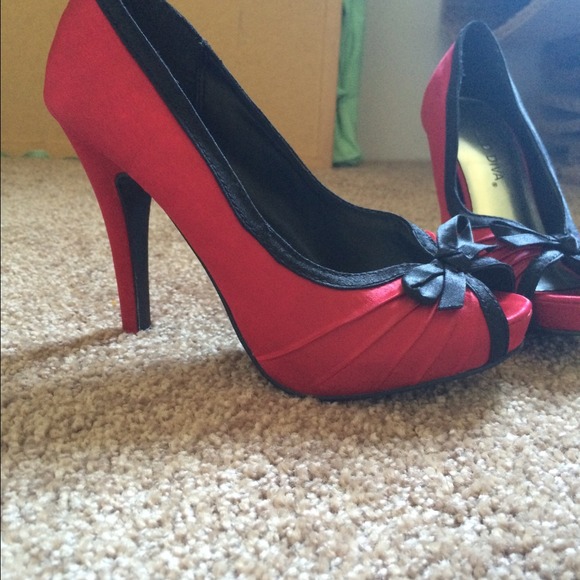 Red heels with blk bows.size 5 - Picture 3 of 4