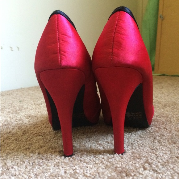 Red heels with blk bows.size 5 - Picture 4 of 4