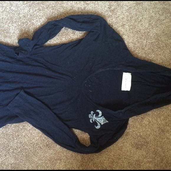 Nice long sleeve shirt with hood.size small - Picture 2 of 2