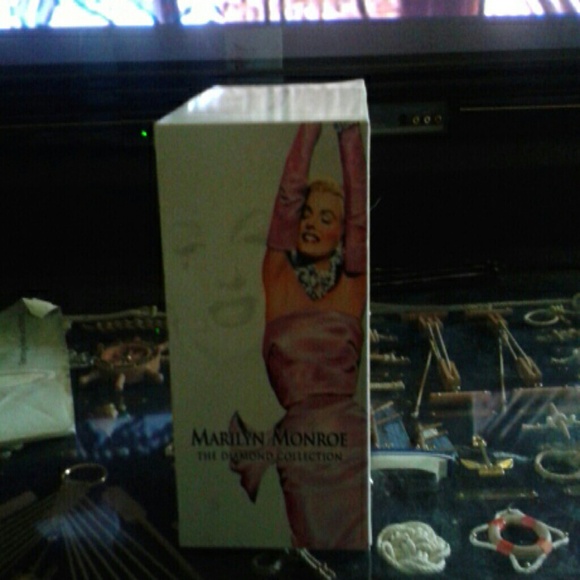 "MARILYN MONROE" - Picture 3 of 3