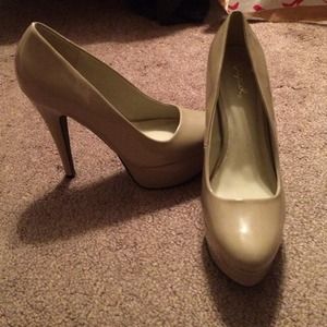 Nude patent leather pumps