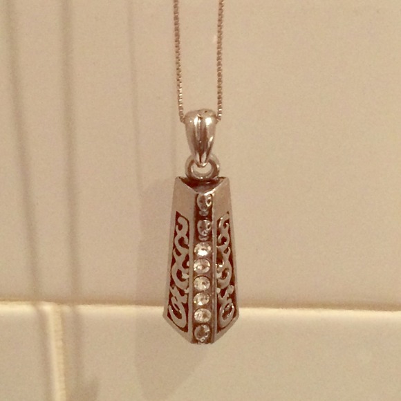 Silver chain necklace w/ pendant
