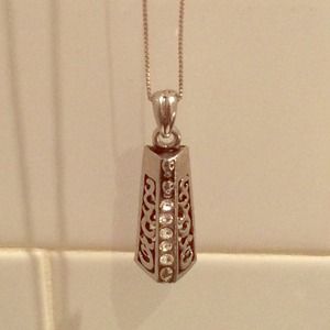 Silver chain necklace w/ pendant