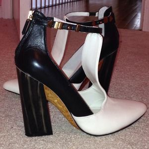 BCBG WHITE/BLACK HEELS