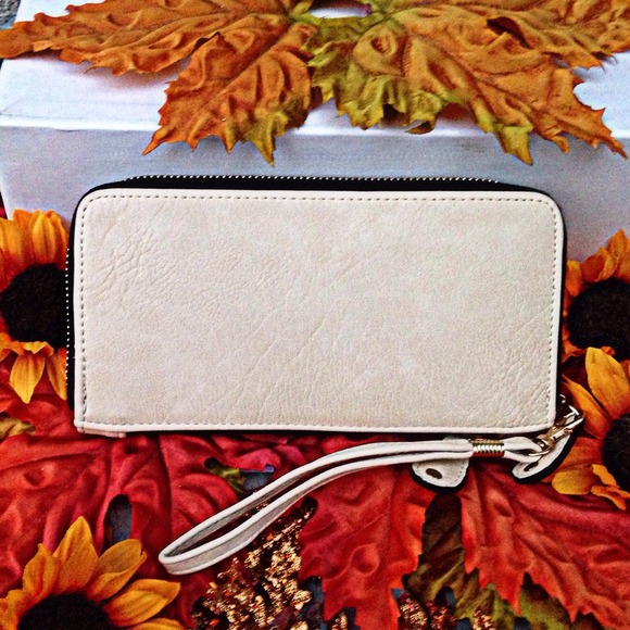 ❗️🚫SOLD IN BUNDLE❗️French Vanilla Wallet Wristlet - Picture 2 of 4