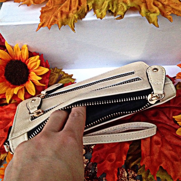 ❗️🚫SOLD IN BUNDLE❗️French Vanilla Wallet Wristlet - Picture 3 of 4