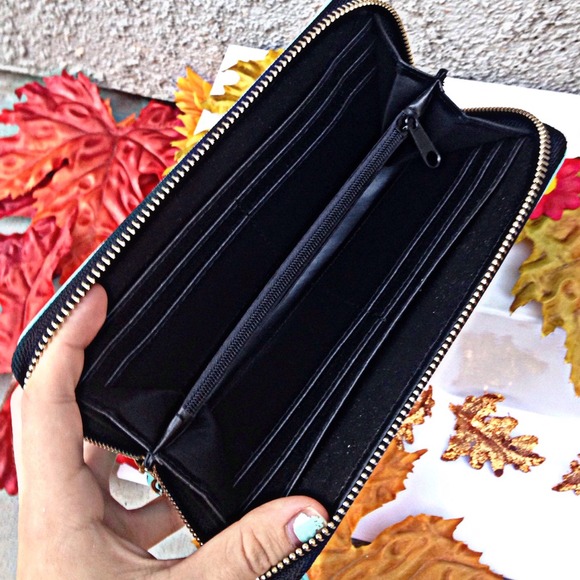 ❗️🚫SOLD IN BUNDLE❗️French Vanilla Wallet Wristlet - Picture 4 of 4