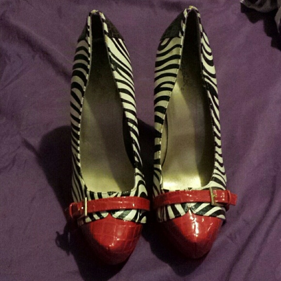 Womens size 7 zebra printed shoes - Picture 2 of 4