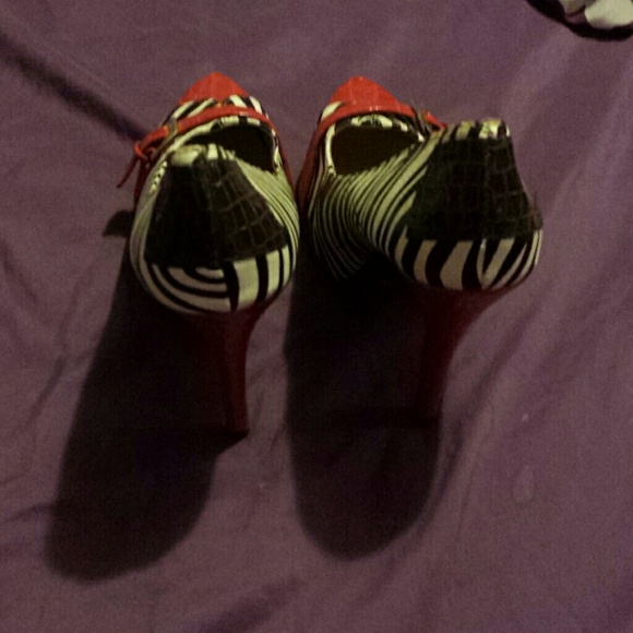 Womens size 7 zebra printed shoes - Picture 3 of 4