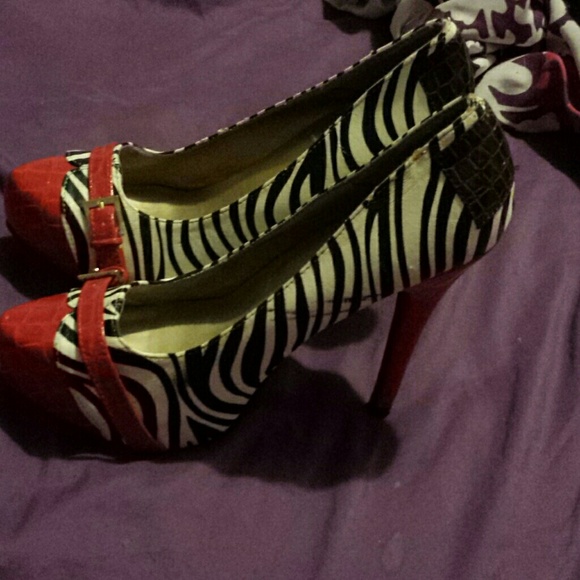 Womens size 7 zebra printed shoes - Picture 4 of 4