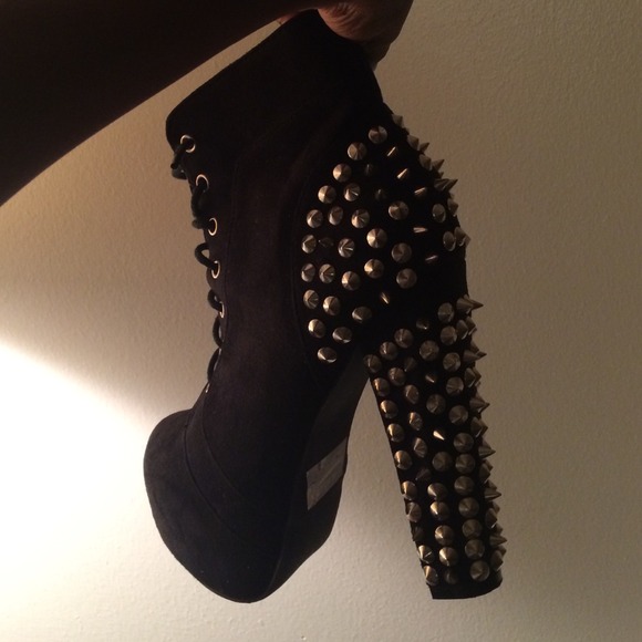 Studded Bootie Boot ! - Picture 3 of 3