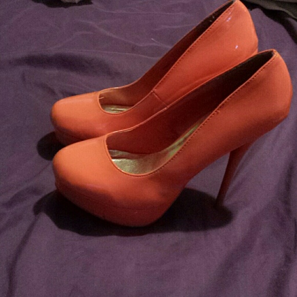 Womens size 7 heels - Picture 2 of 2