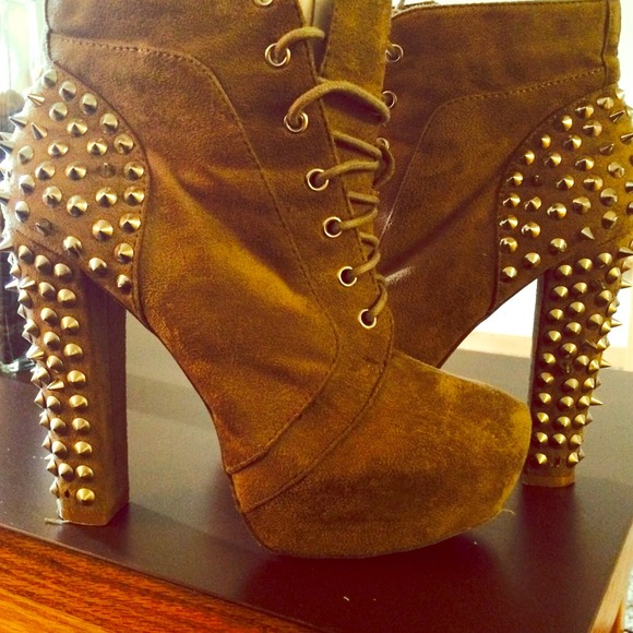 Beige studded shoe boot !
