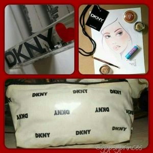 🎉🎉FREE🎉🎉DKNY COSMETIC CASE WITH PURCHASE