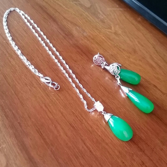 *FINAL*PRICE* 19" REAL Jade Necklace & Earring Set