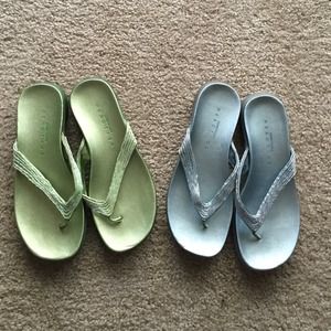Kenneth Cole - beaded flip flops