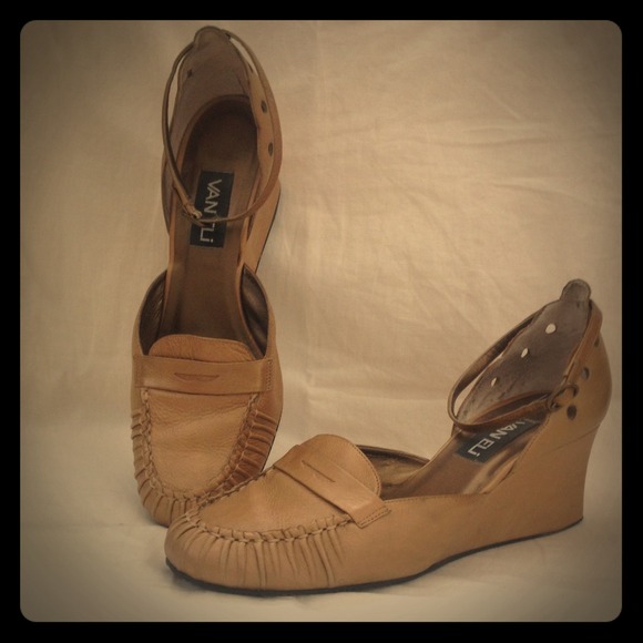 Vaneli gold heels Sz 91/2