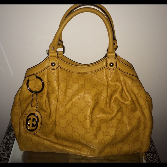 Selling everything AUTHENTIC in the pictures above - Picture 2 of 4