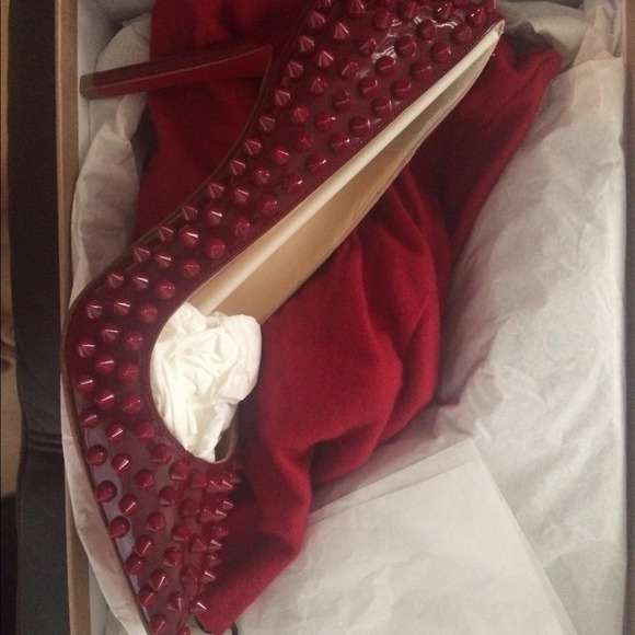 Selling everything AUTHENTIC in the pictures above - Picture 3 of 4