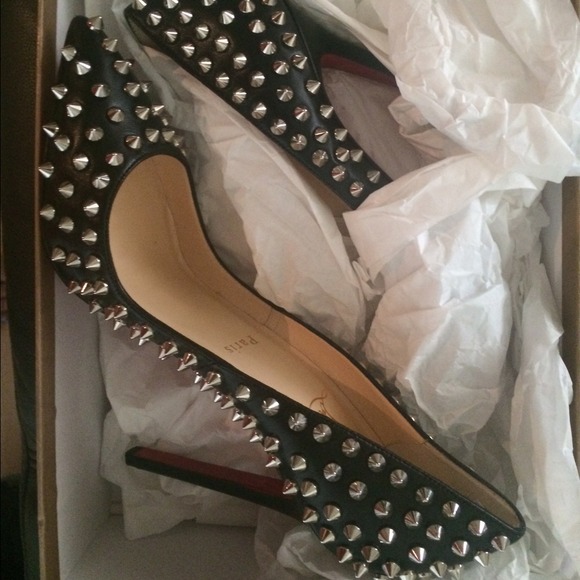 Selling everything AUTHENTIC in the pictures above - Picture 4 of 4