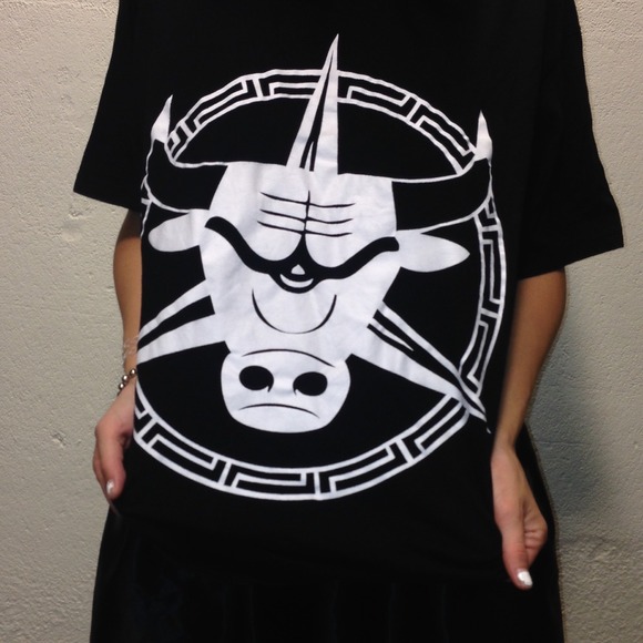 Bull Tee - Picture 2 of 3