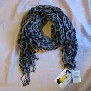 Grey leopard print scarf