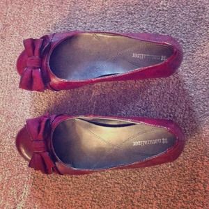 Red naturalizer flats with bow accent. 7.5