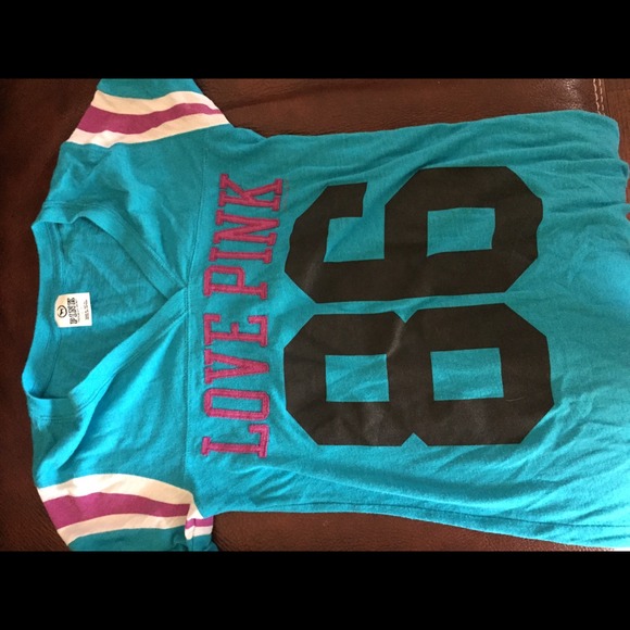 VS tee small