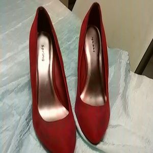 Wine pumps, please note these are a solid color.