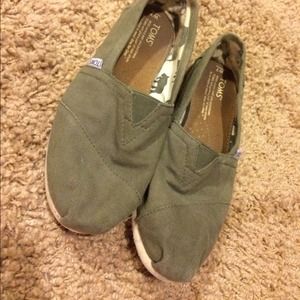 Olive TOMS and grey long sleeved crop top